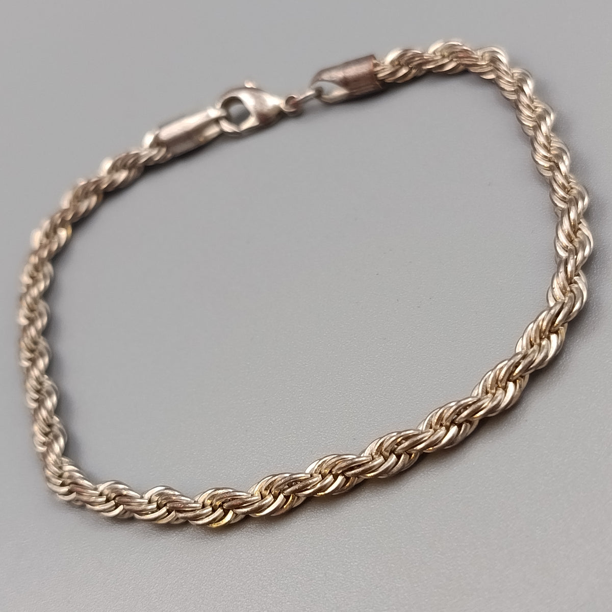 Elegantes Kordelarmband – Klassischer Armschmuck in Silberoptik