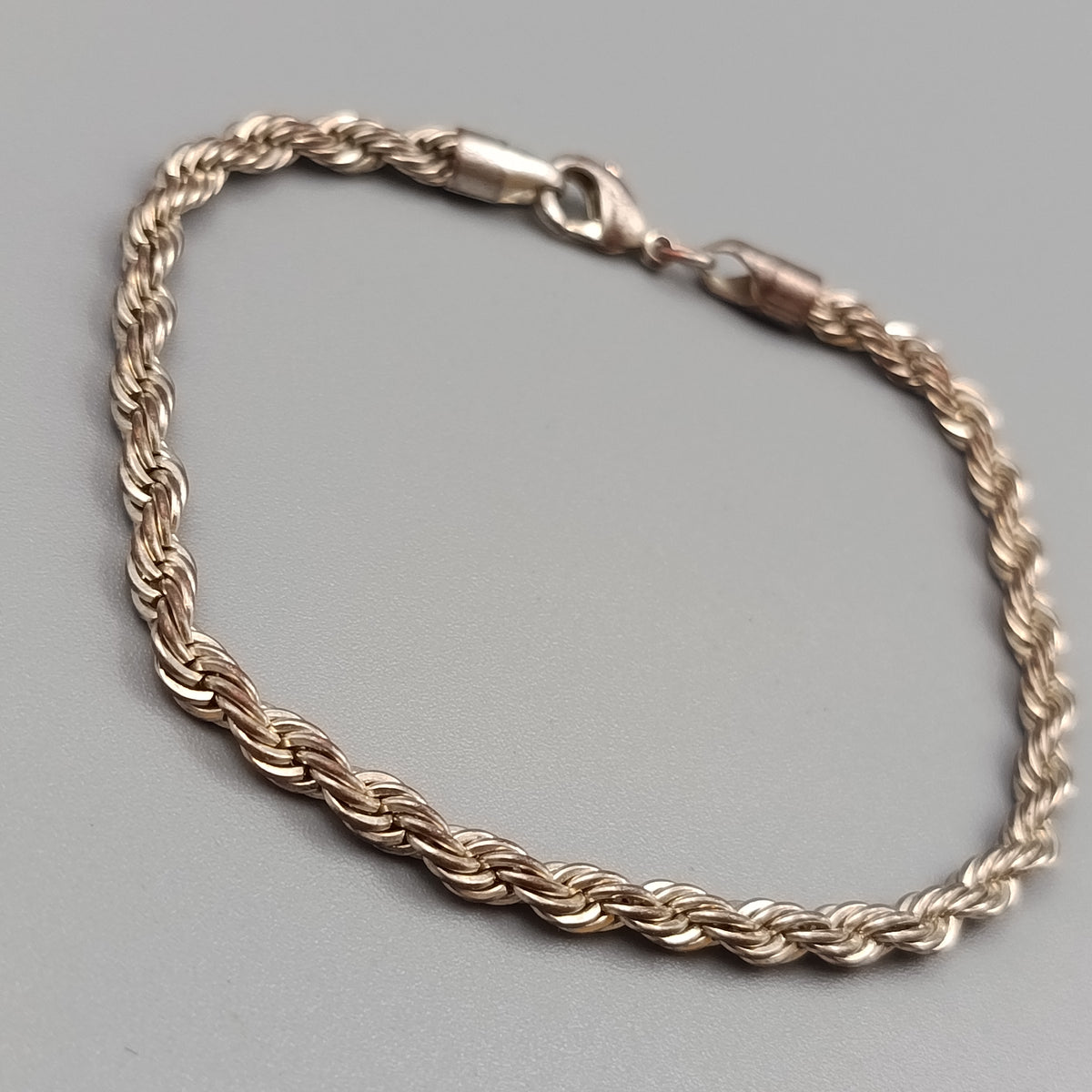 Elegantes Kordelarmband – Klassischer Armschmuck in Silberoptik