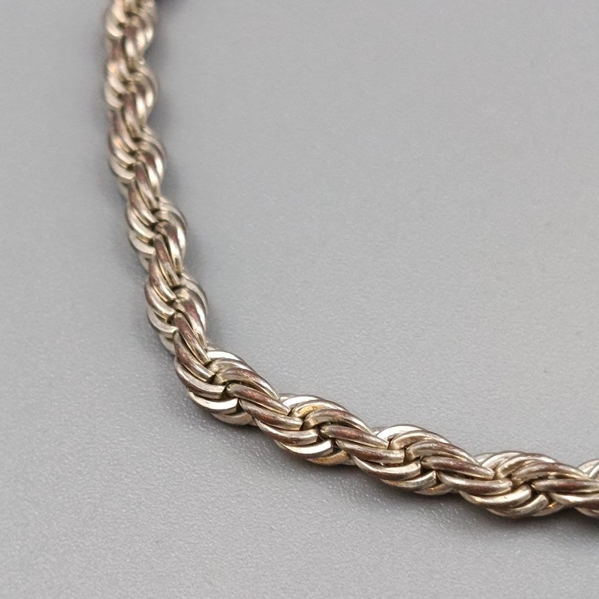 Elegantes Kordelarmband – Klassischer Armschmuck in Silberoptik