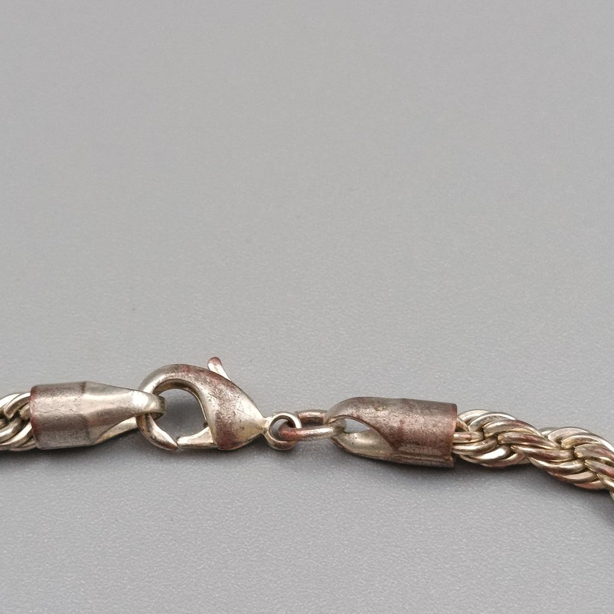 Elegantes Kordelarmband – Klassischer Armschmuck in Silberoptik