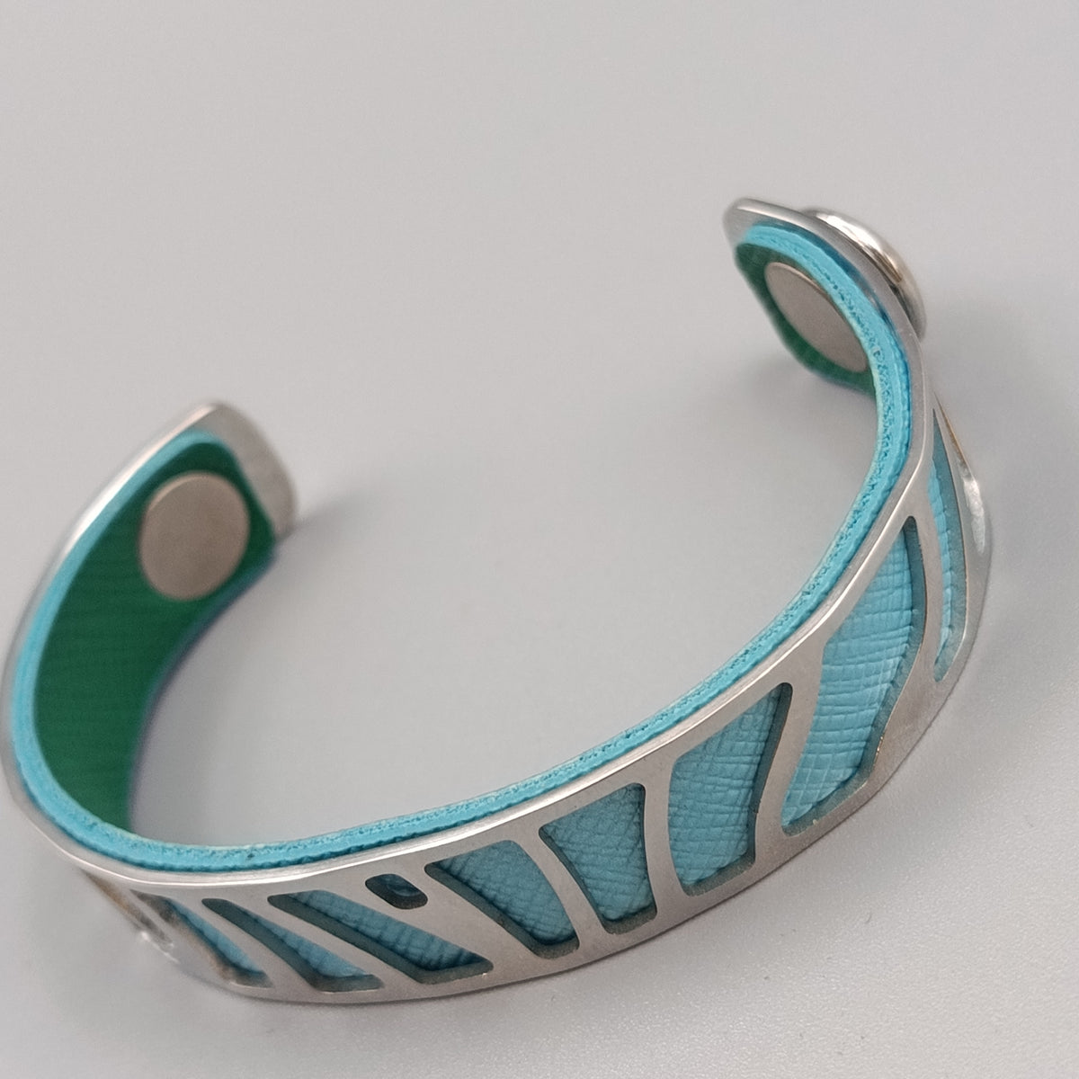 Elegantes Lederarmband – Türkis-Grünes Design mit Edelstahl