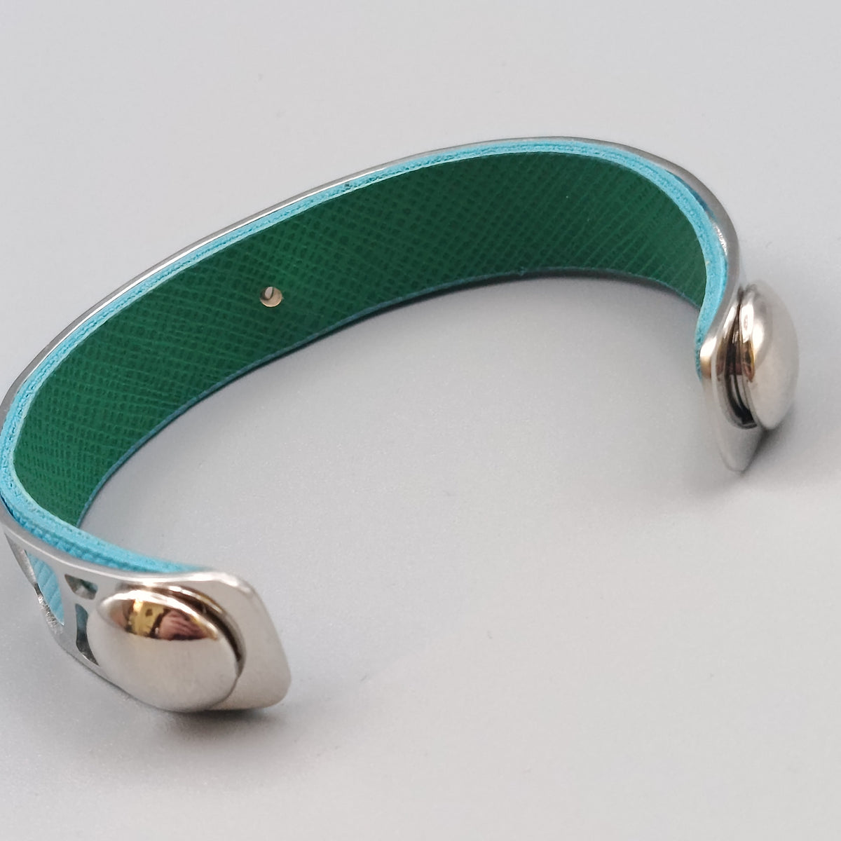 Elegantes Lederarmband – Türkis-Grünes Design mit Edelstahl