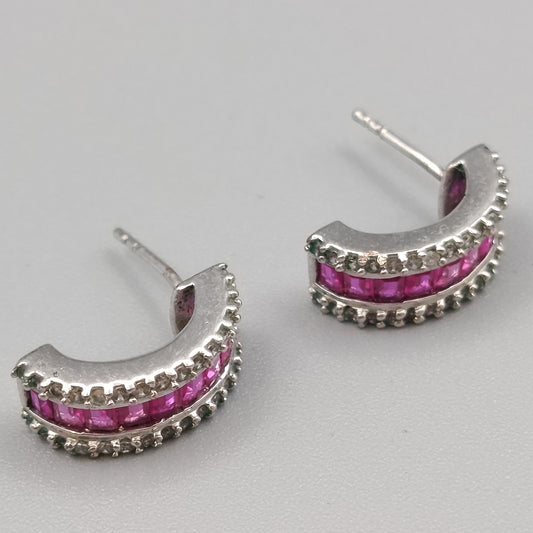 Elegante Noolani Ohrstecker mit pinken Steinen – Glänzend