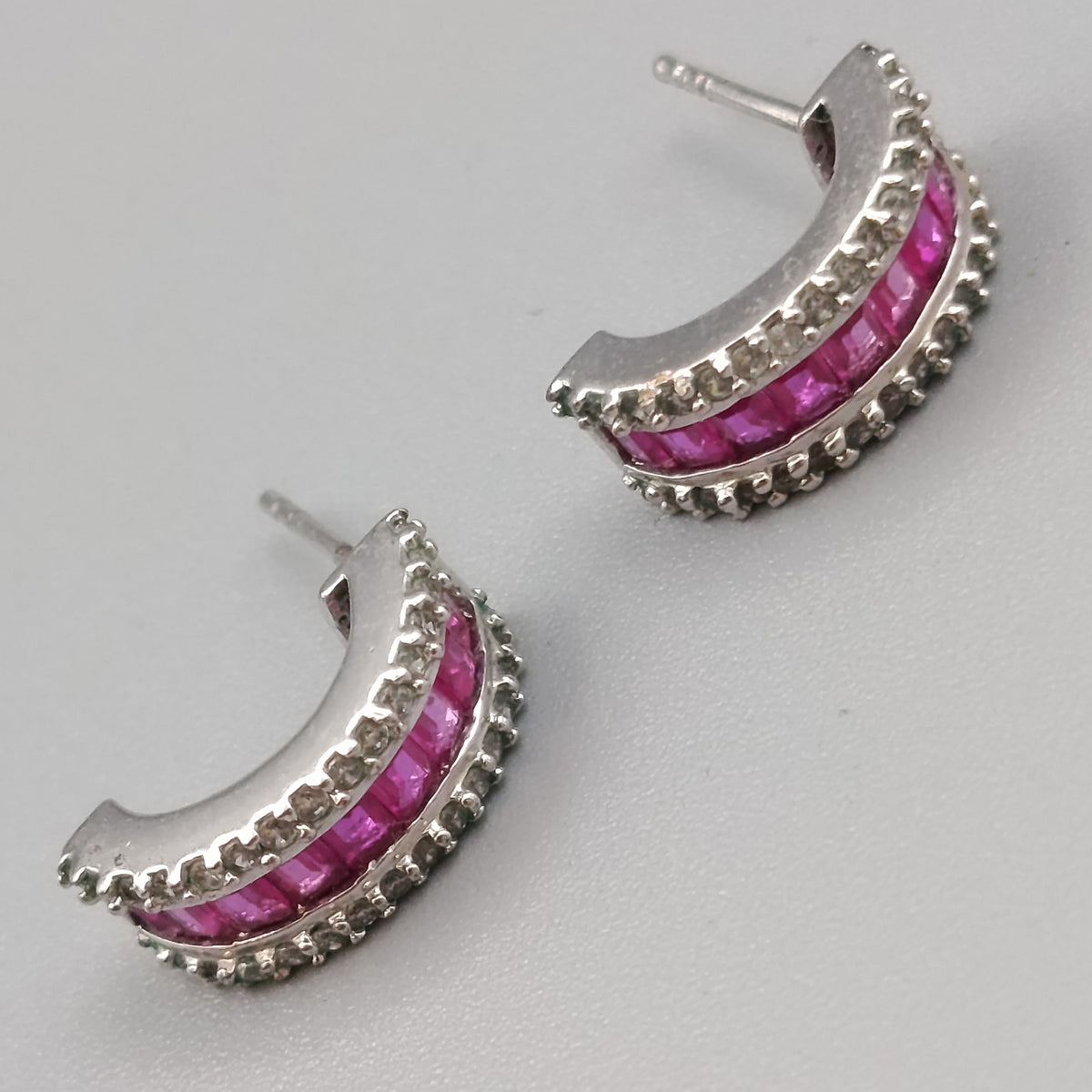Elegante Noolani Ohrstecker mit pinken Steinen – Glänzend