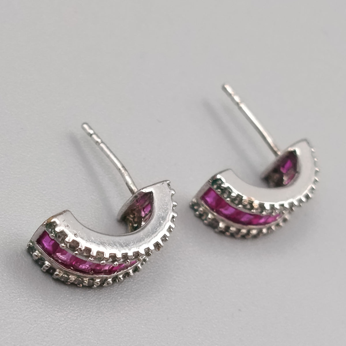 Elegante Noolani Ohrstecker mit pinken Steinen – Glänzend