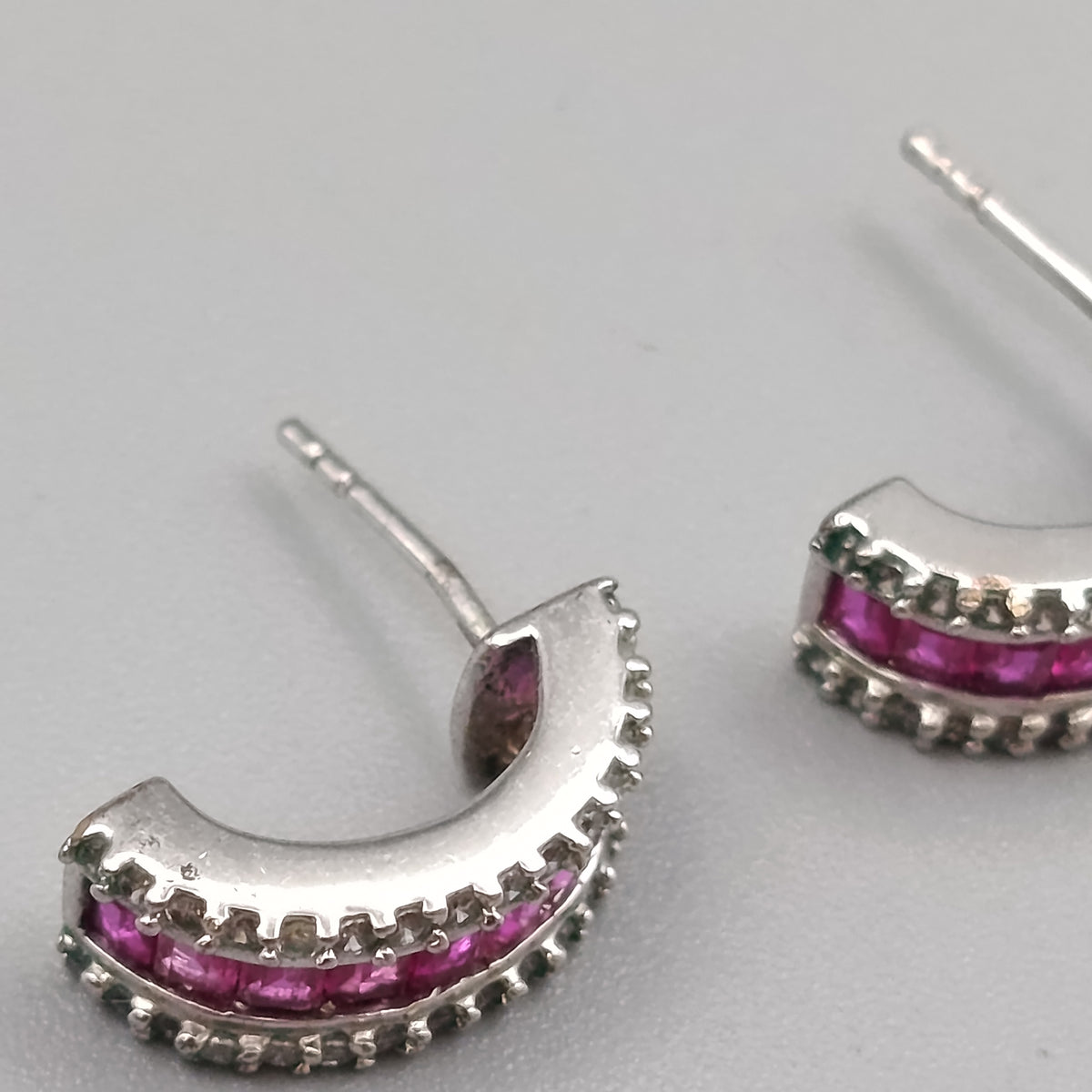 Elegante Noolani Ohrstecker mit pinken Steinen – Glänzend