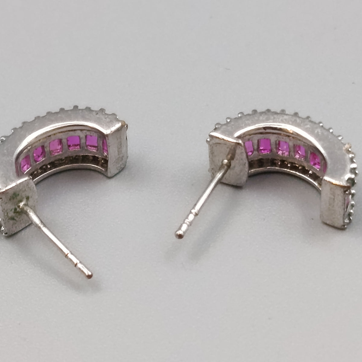 Elegante Noolani Ohrstecker mit pinken Steinen – Glänzend