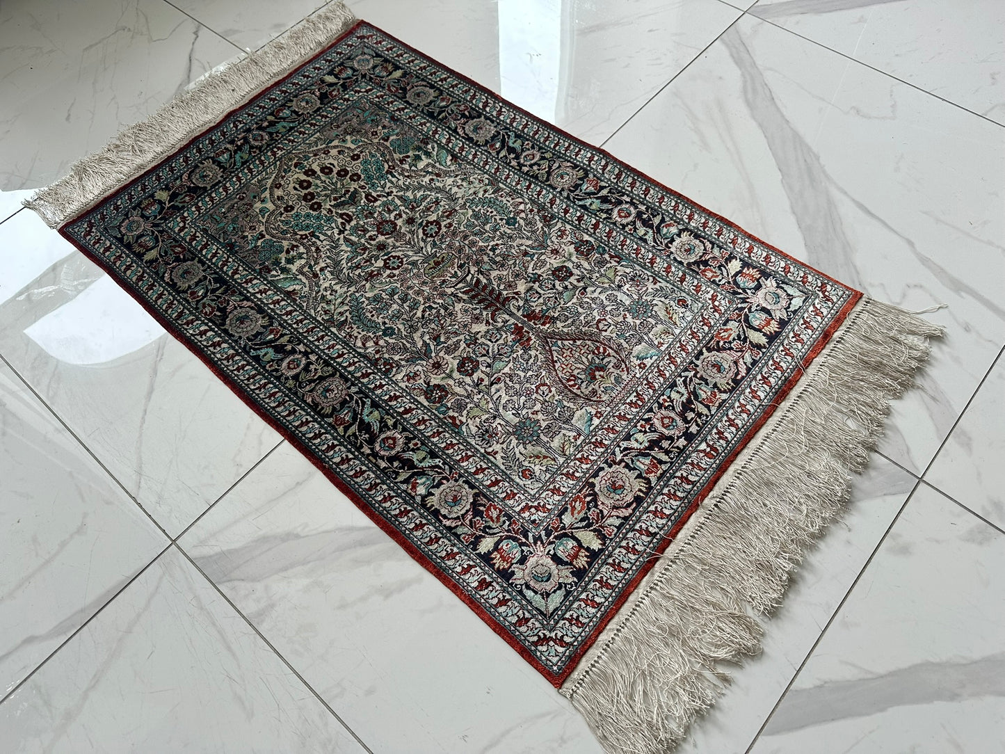 Orientteppich handgeknüpft 96x62 cm Hereke Seide auf Seide