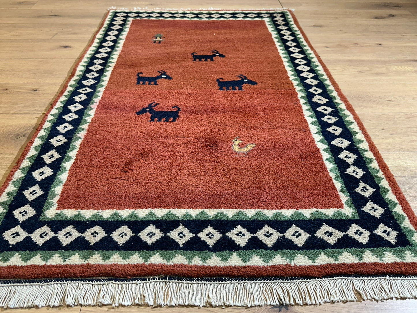 Indischer Gabbeh Teppich Handgeknüpft Rostrot Tiermotive 150x93 cm