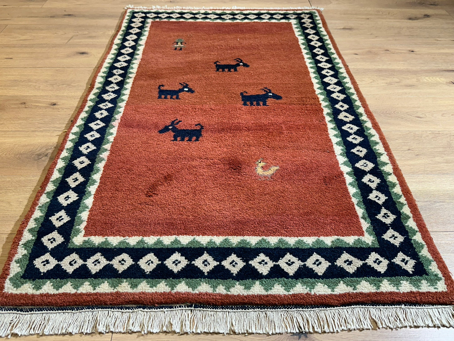 Indischer Gabbeh Teppich Handgeknüpft Rostrot Tiermotive 150x93 cm