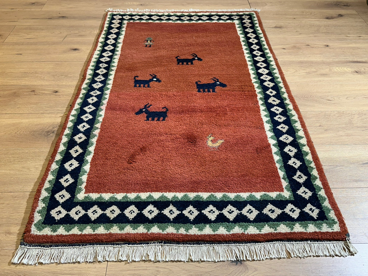 Indischer Gabbeh Teppich Handgeknüpft Rostrot Tiermotive 150x93 cm
