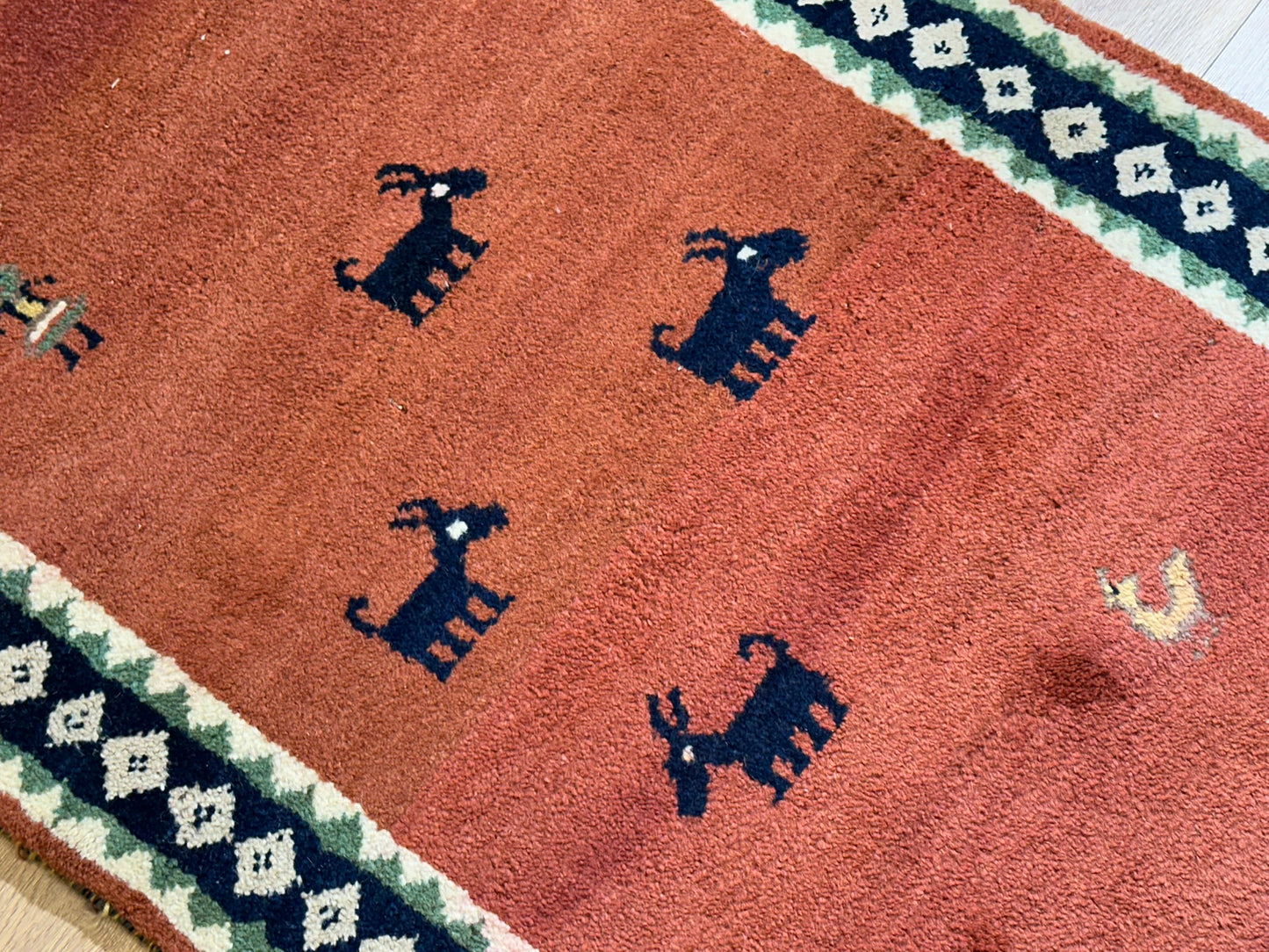 Indischer Gabbeh Teppich Handgeknüpft Rostrot Tiermotive 150x93 cm