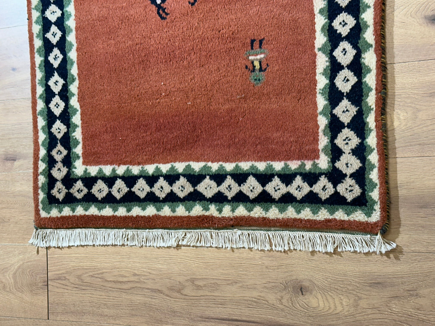 Indischer Gabbeh Teppich Handgeknüpft Rostrot Tiermotive 150x93 cm