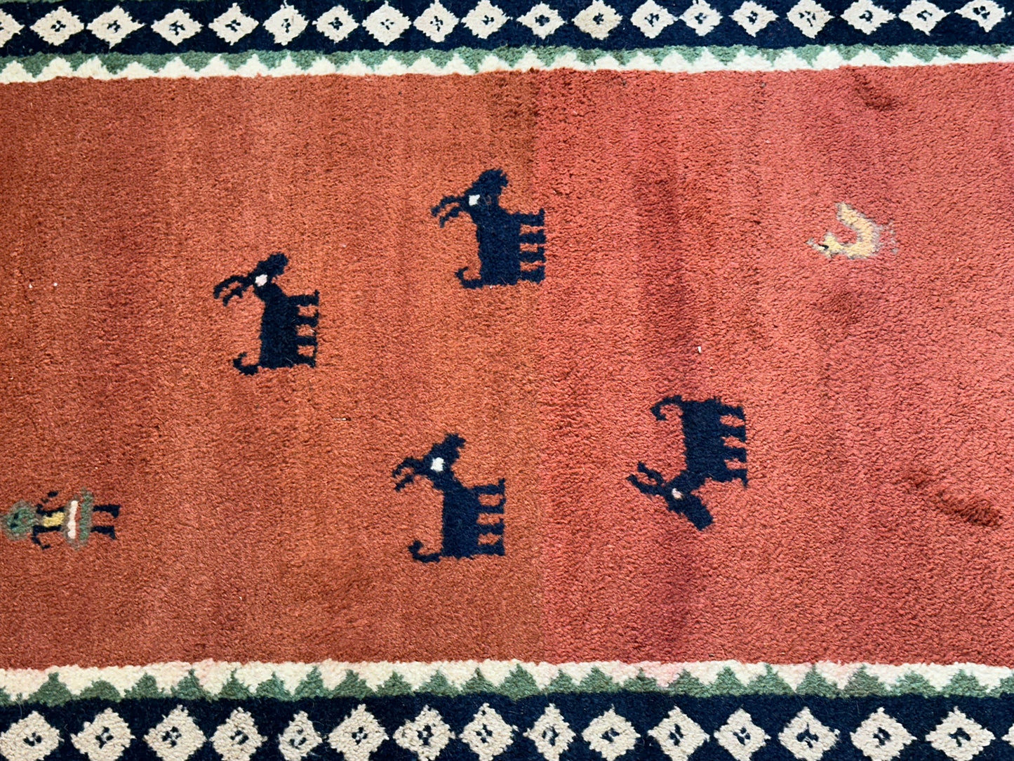 Indischer Gabbeh Teppich Handgeknüpft Rostrot Tiermotive 150x93 cm