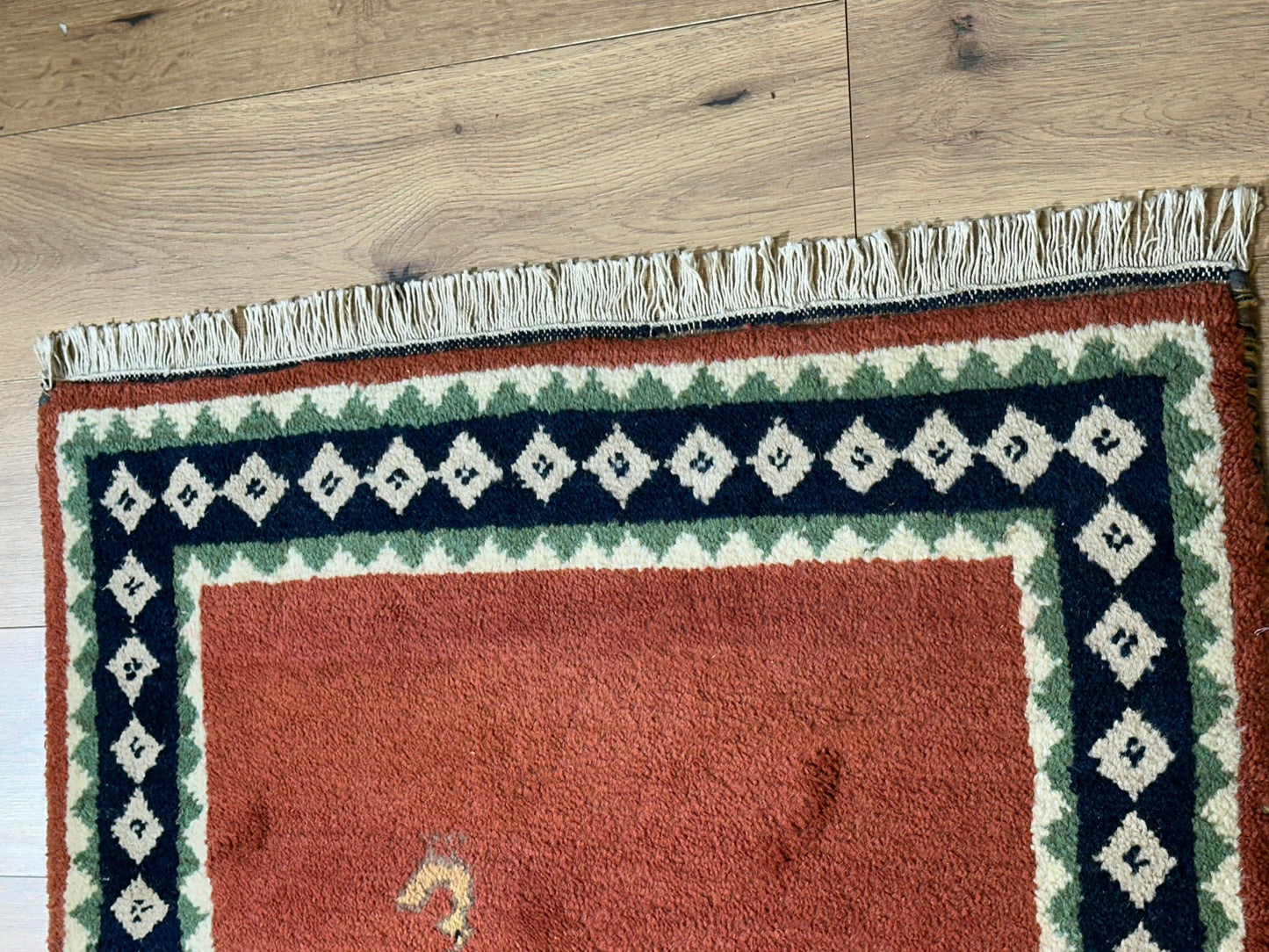 Indischer Gabbeh Teppich Handgeknüpft Rostrot Tiermotive 150x93 cm