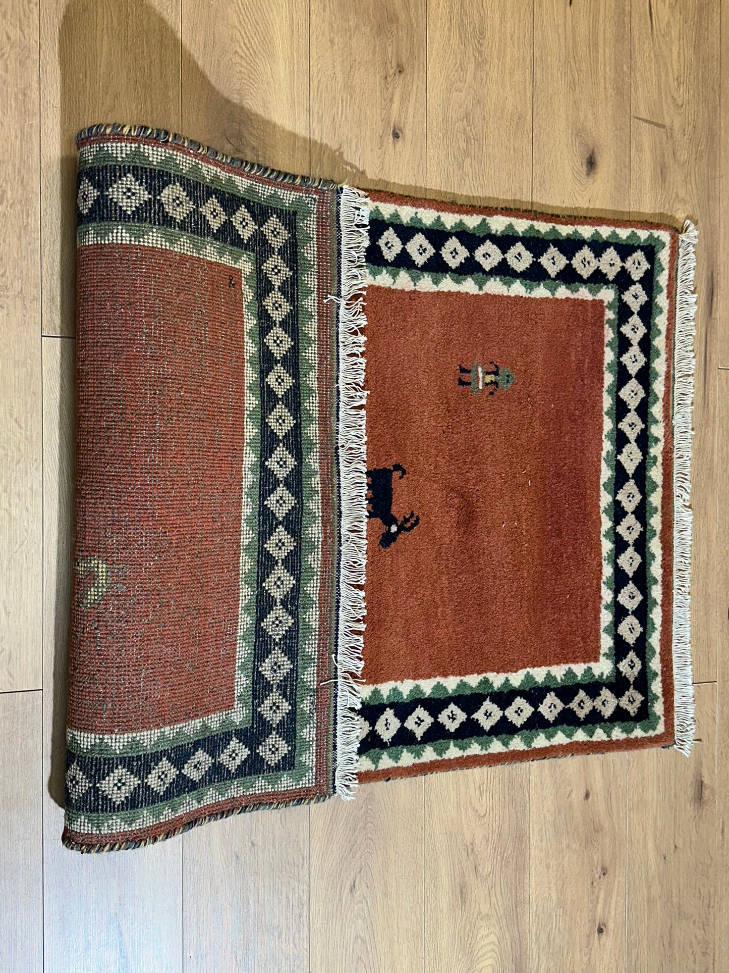 Indischer Gabbeh Teppich Handgeknüpft Rostrot Tiermotive 150x93 cm