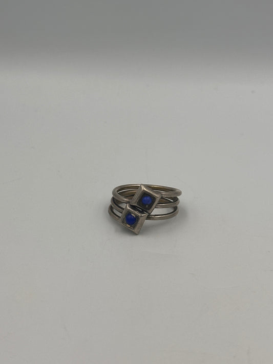 Eleganter Ring aus Silber mit blauen Edelsteinen