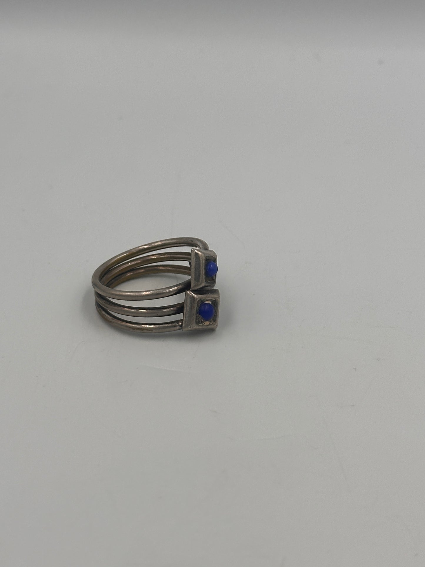 Eleganter Ring aus Silber mit blauen Edelsteinen