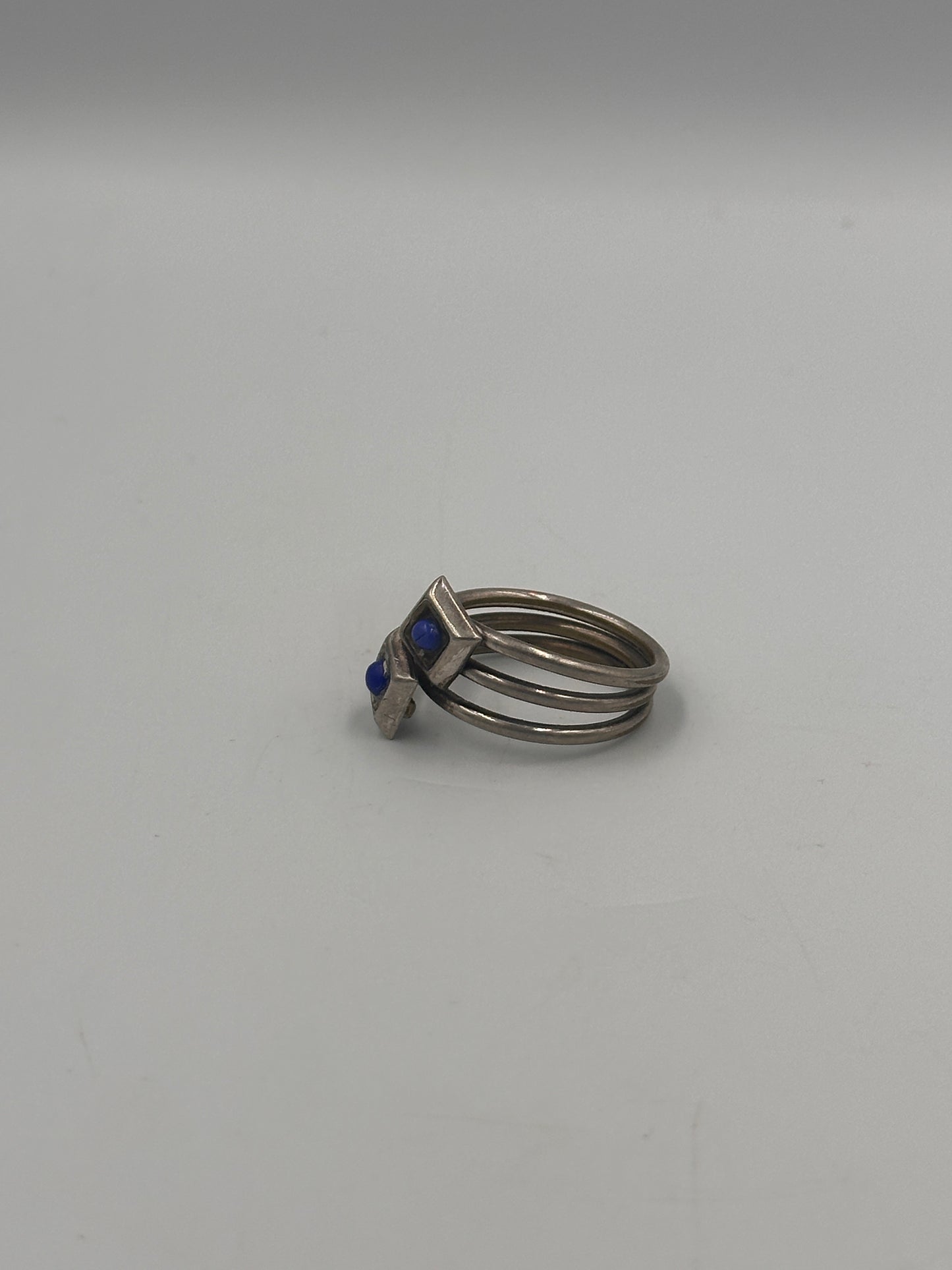 Eleganter Ring aus Silber mit blauen Edelsteinen