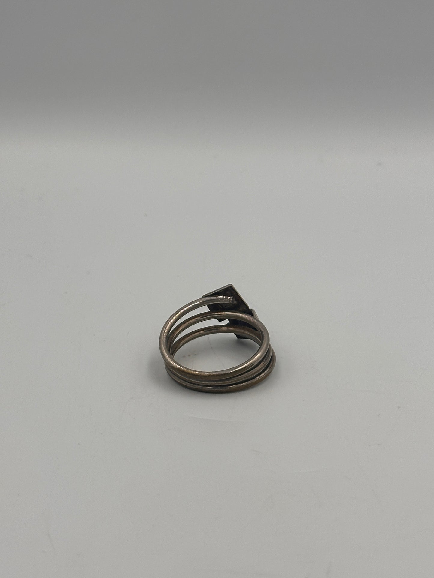 Eleganter Ring aus Silber mit blauen Edelsteinen