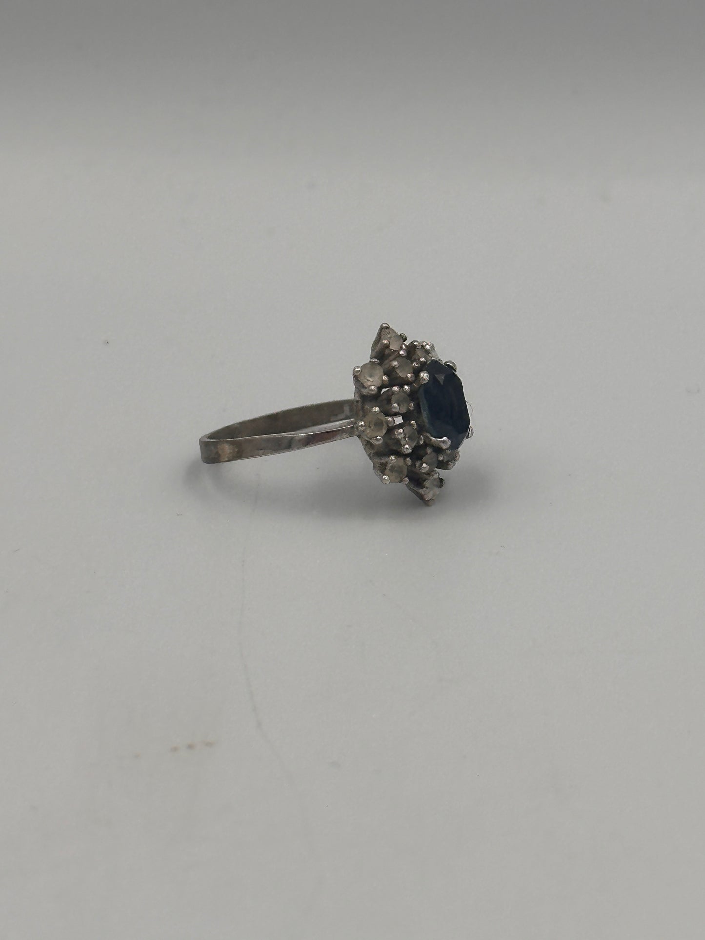 Sehr Schicker 925 Silberring mit Blauem Edelstein und Zirkonien