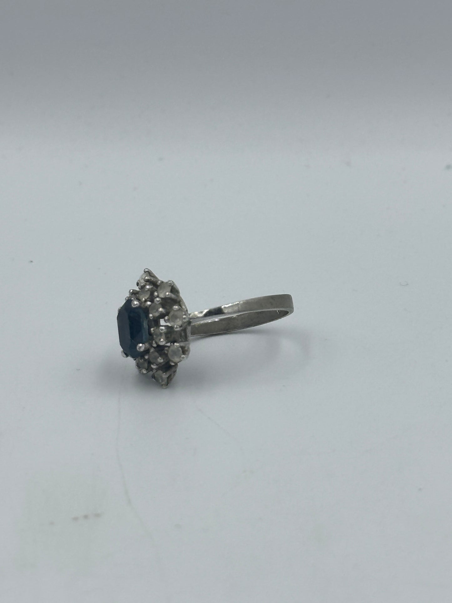 Sehr Schicker 925 Silberring mit Blauem Edelstein und Zirkonien