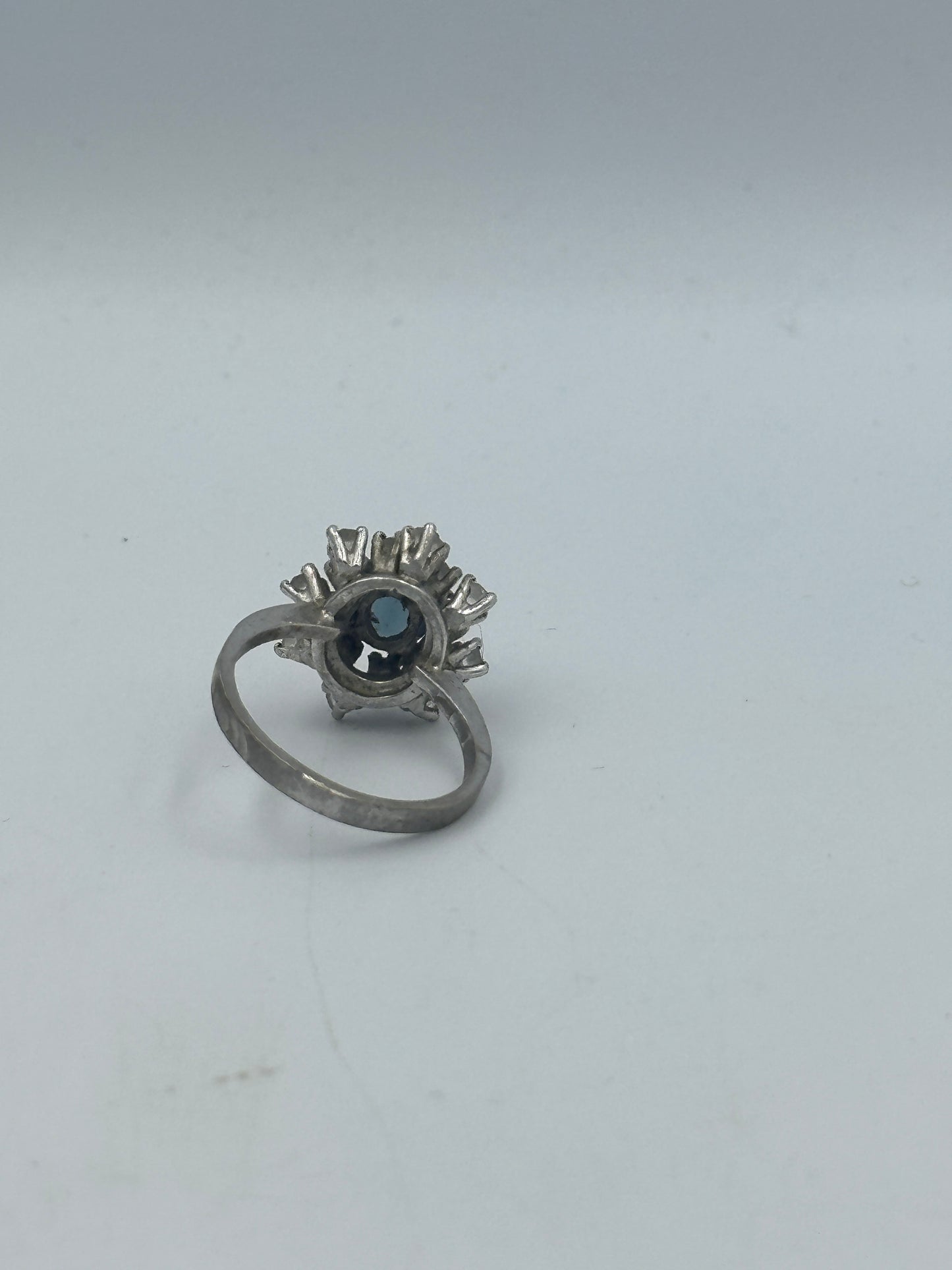 Sehr Schicker 925 Silberring mit Blauem Edelstein und Zirkonien