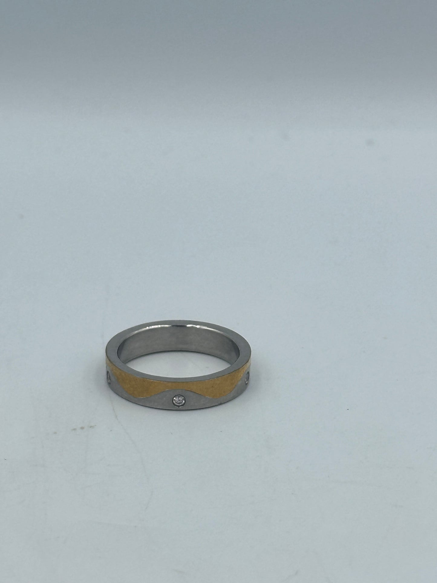 Eleganter Bicolor-Ring mit Zirkonia-Steinen Ringgröße: 57