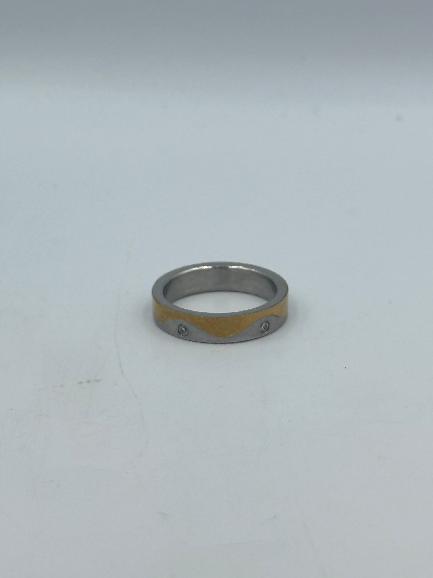 Eleganter Bicolor-Ring mit Zirkonia-Steinen Ringgröße: 57