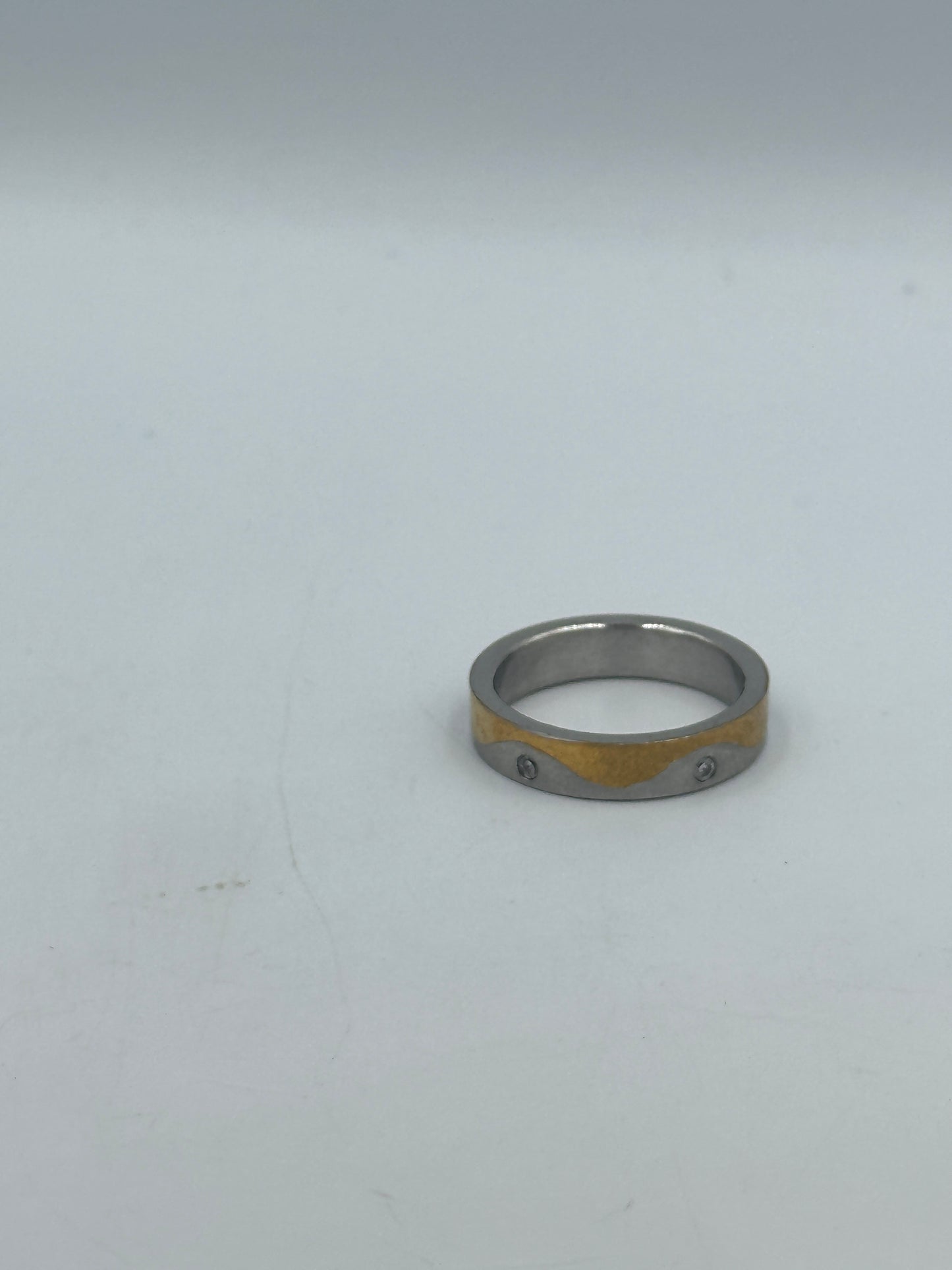 Eleganter Bicolor-Ring mit Zirkonia-Steinen Ringgröße: 57