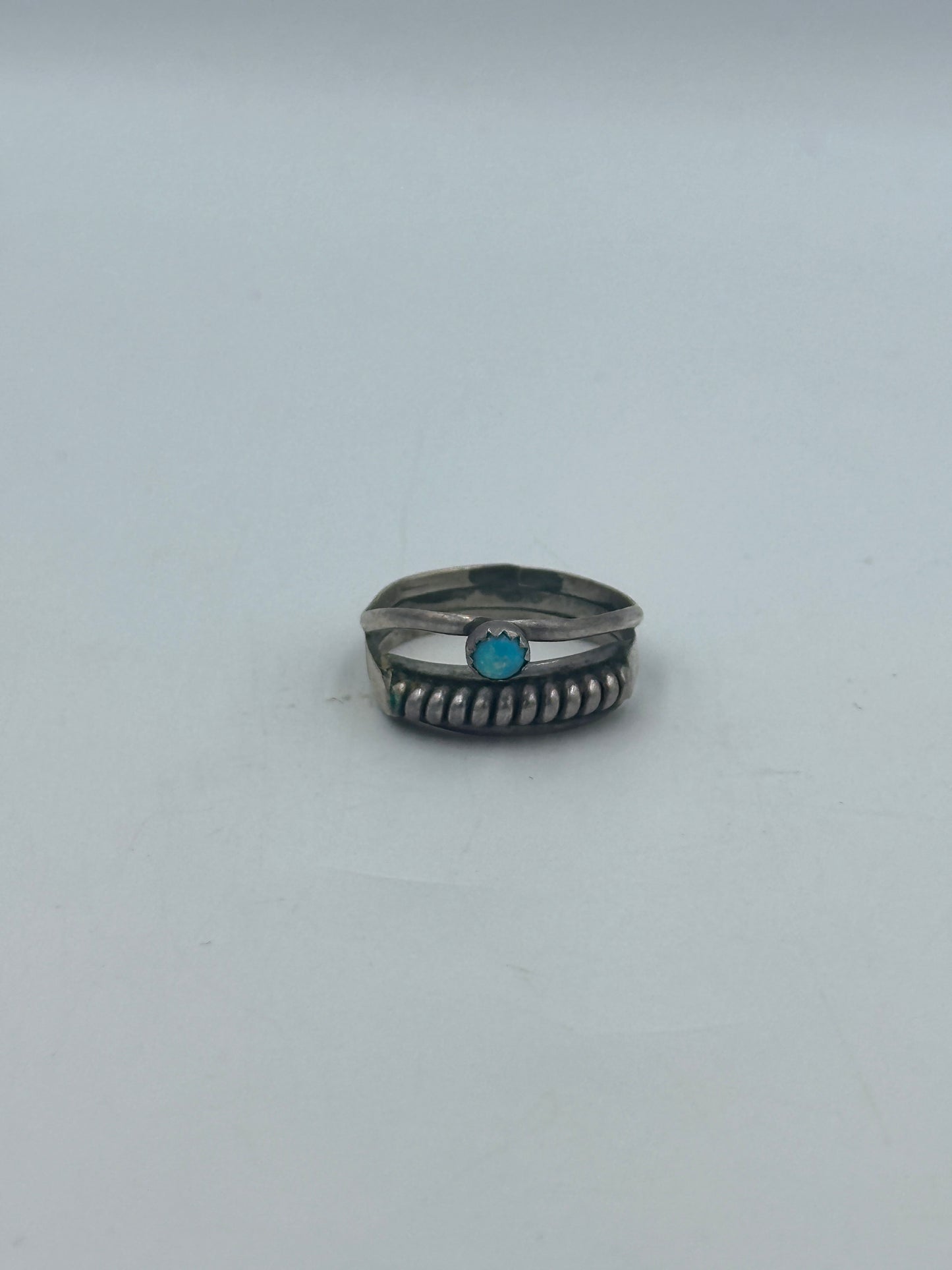 Silberfarbener Ring mit hellblauer Perle