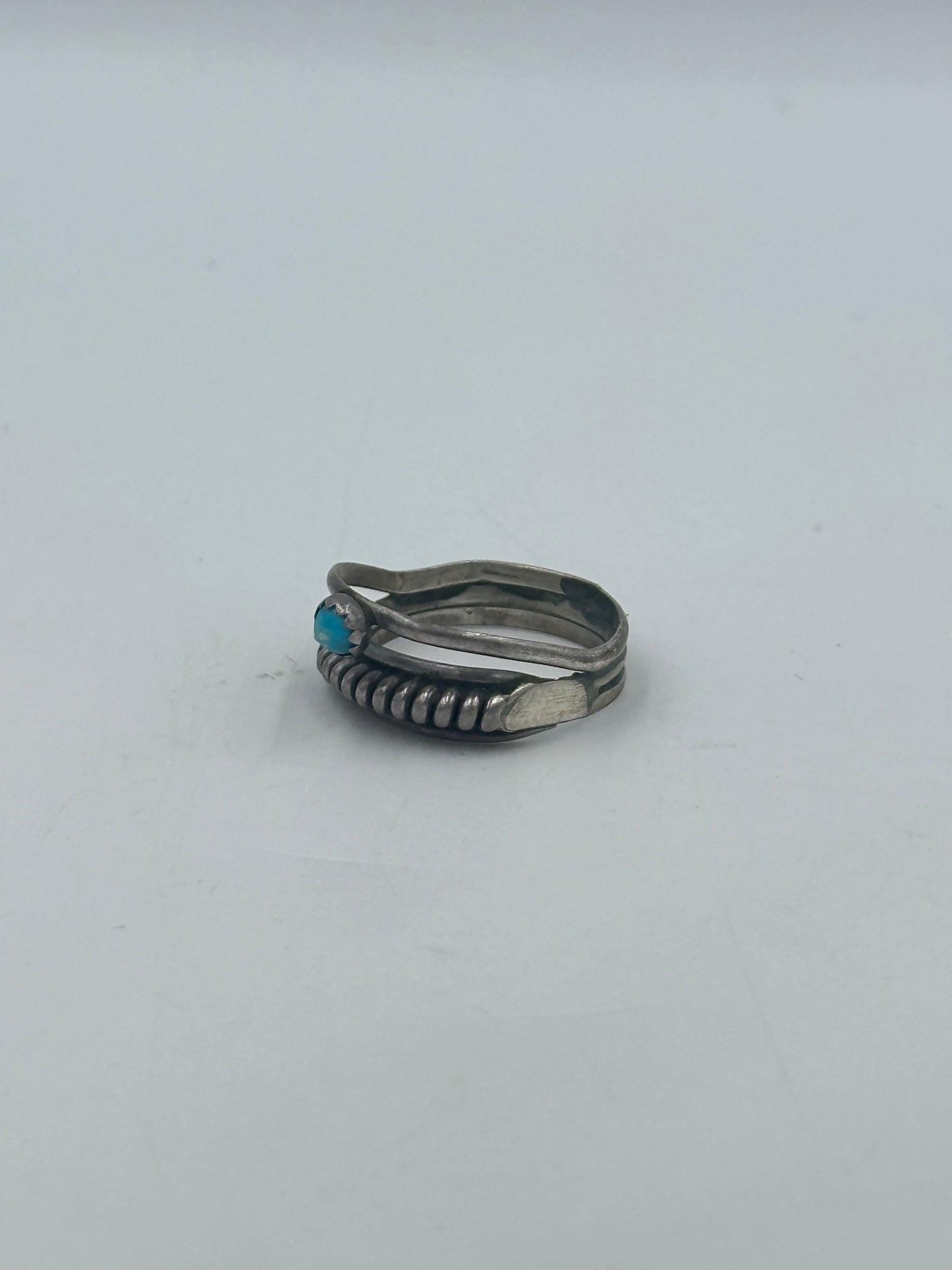 Silberfarbener Ring mit hellblauer Perle