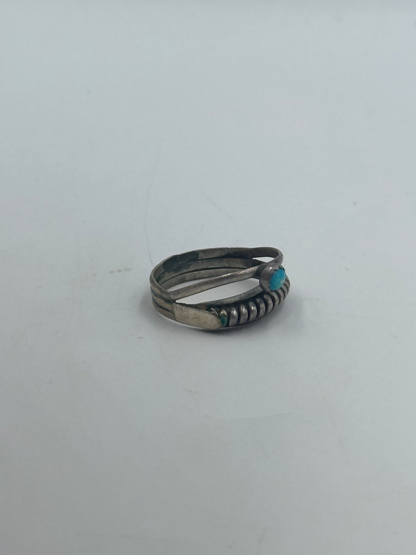 Silberfarbener Ring mit hellblauer Perle