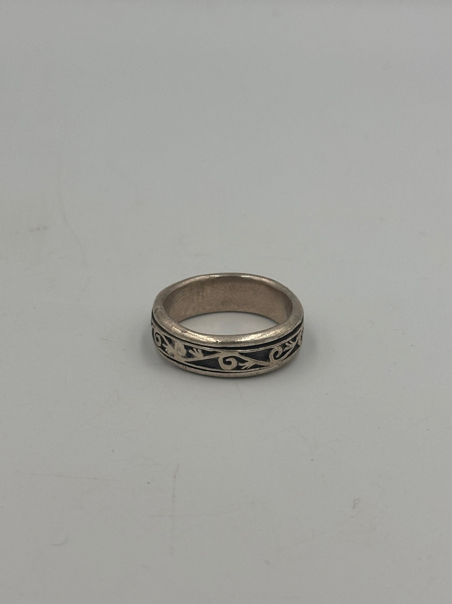 Vintage Silberfarbener Ring mit Schwarzem Muster - Größe 61