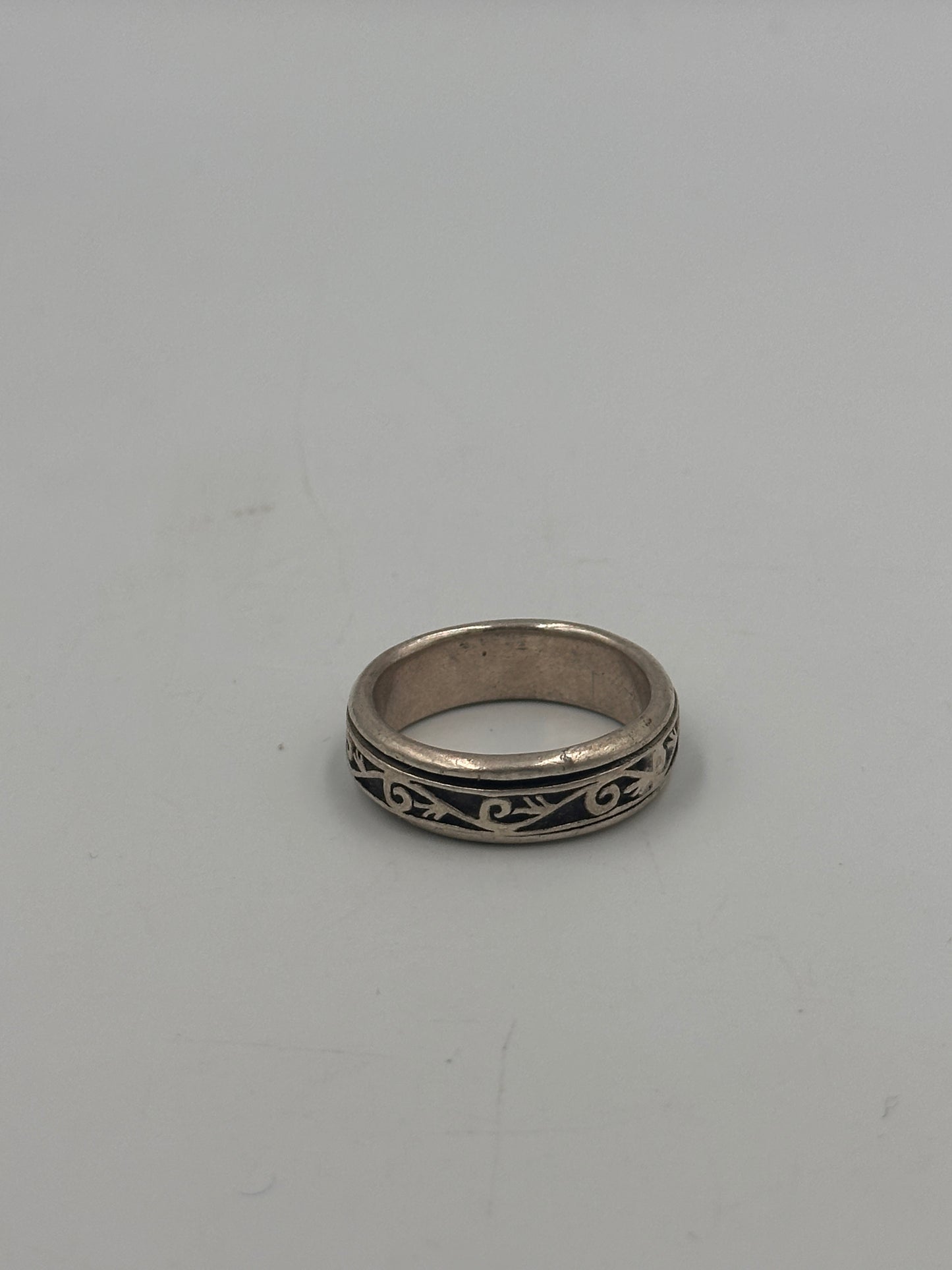 Vintage Silberfarbener Ring mit Schwarzem Muster - Größe 61