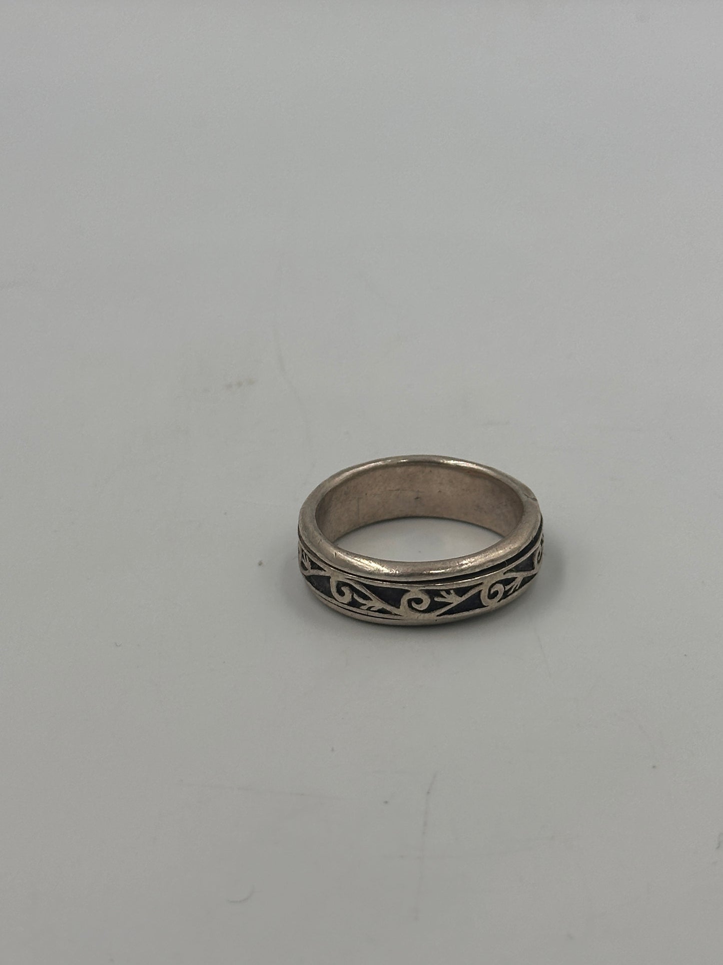 Vintage Silberfarbener Ring mit Schwarzem Muster - Größe 61