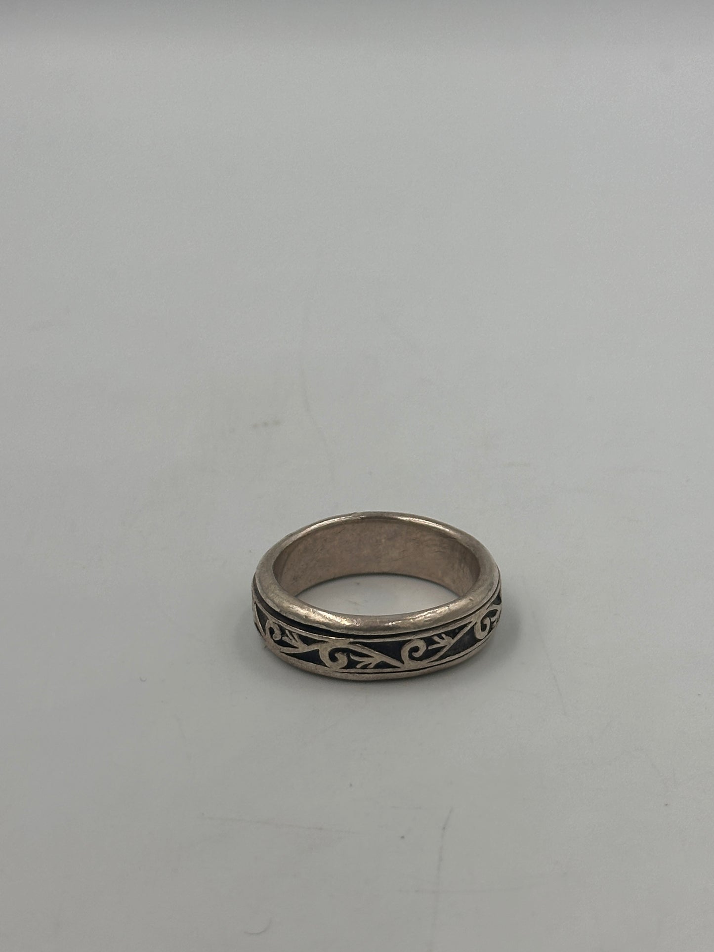 Vintage Silberfarbener Ring mit Schwarzem Muster - Größe 61