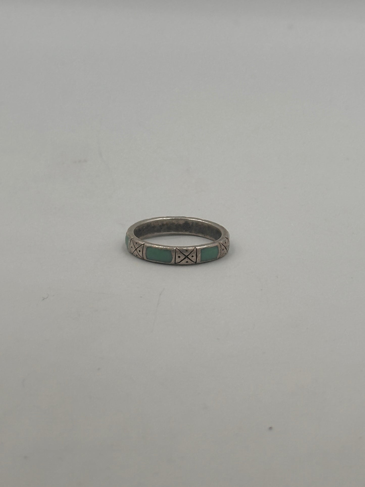 Vintage Silberfarbener Ring mit Hellblauen und Schwarzen Akzenten Ringgröße: 56