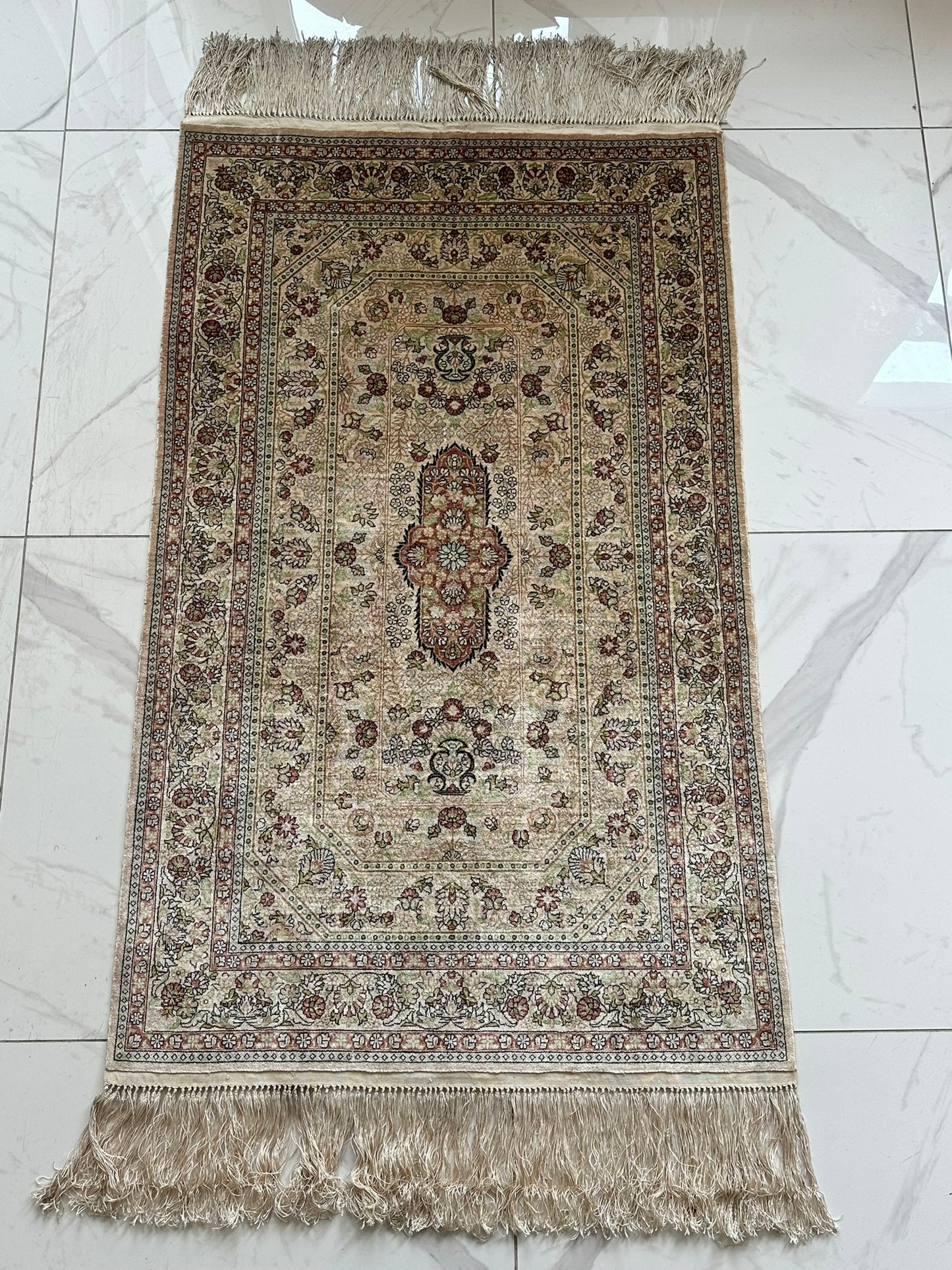 Orientteppich handgeknüpft Hereke 127x77 cm Seide auf Seide