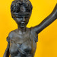 Elegante Antiquität: Bronze Justiziar Figur im Jugendstil um 1910