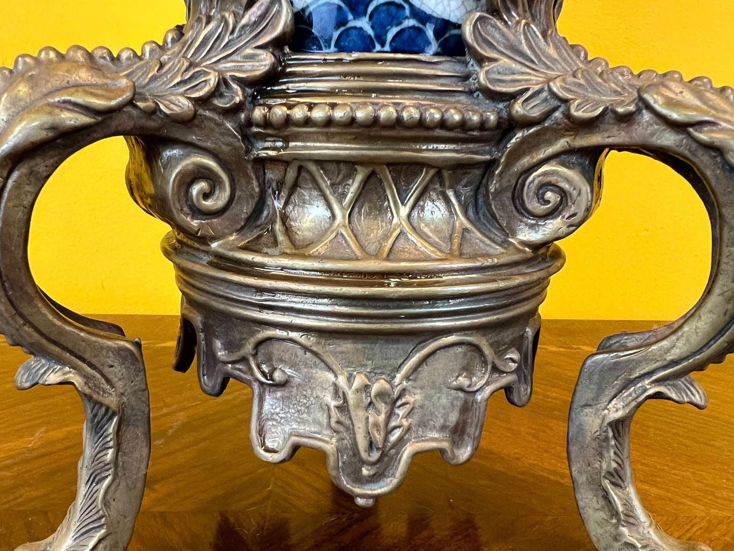 Anmut in Porzellan und Bronze: Deckelvase mit Engelgriffen