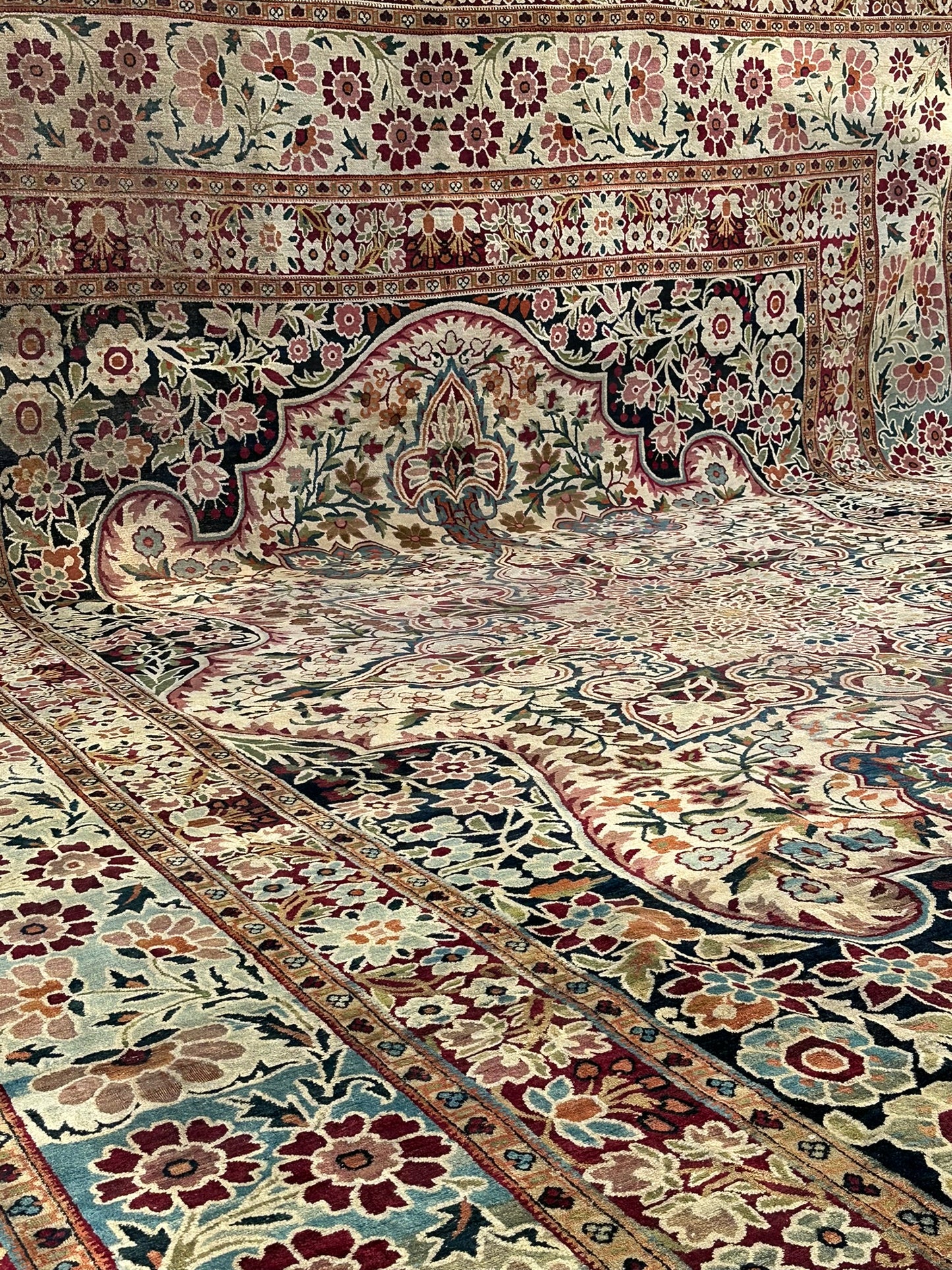 Antiker Orientteppich Handgeknüpft Agra Naturfarben 540x435 cm Signiert