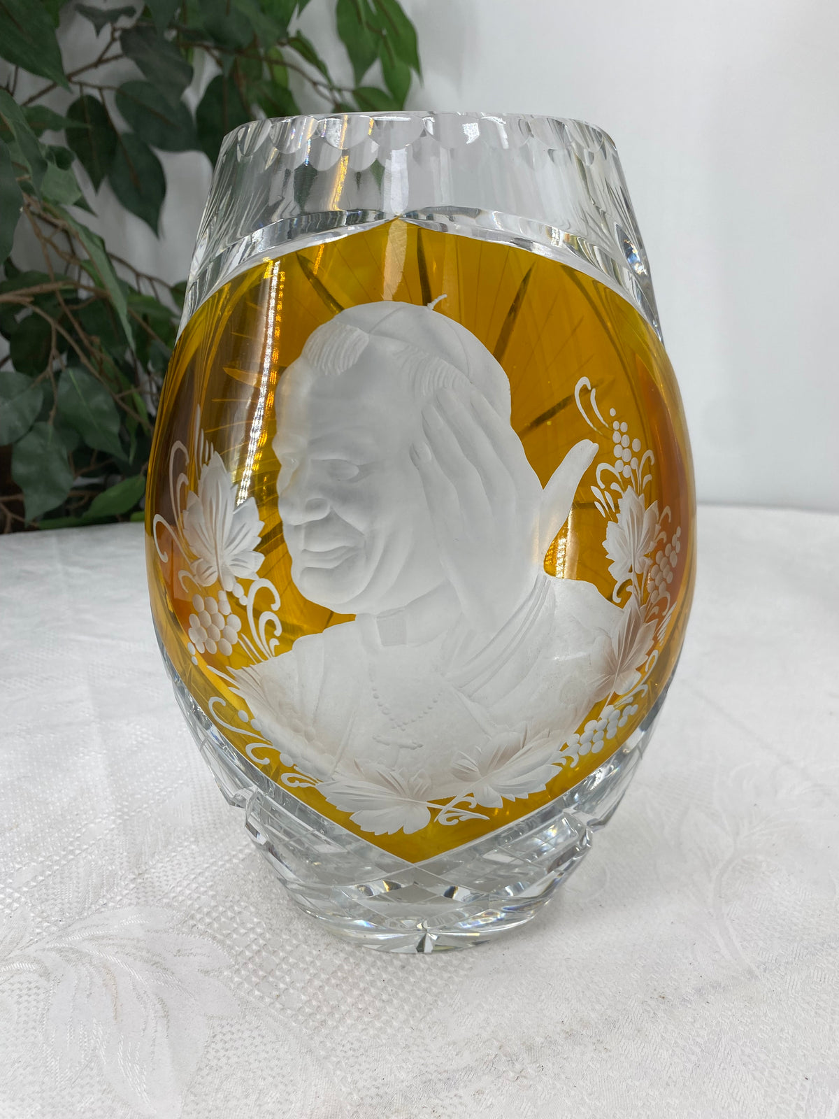 Portraitierte Handgeschliffene Kristallvase Höhe 27cm – Gallery Jarrodi