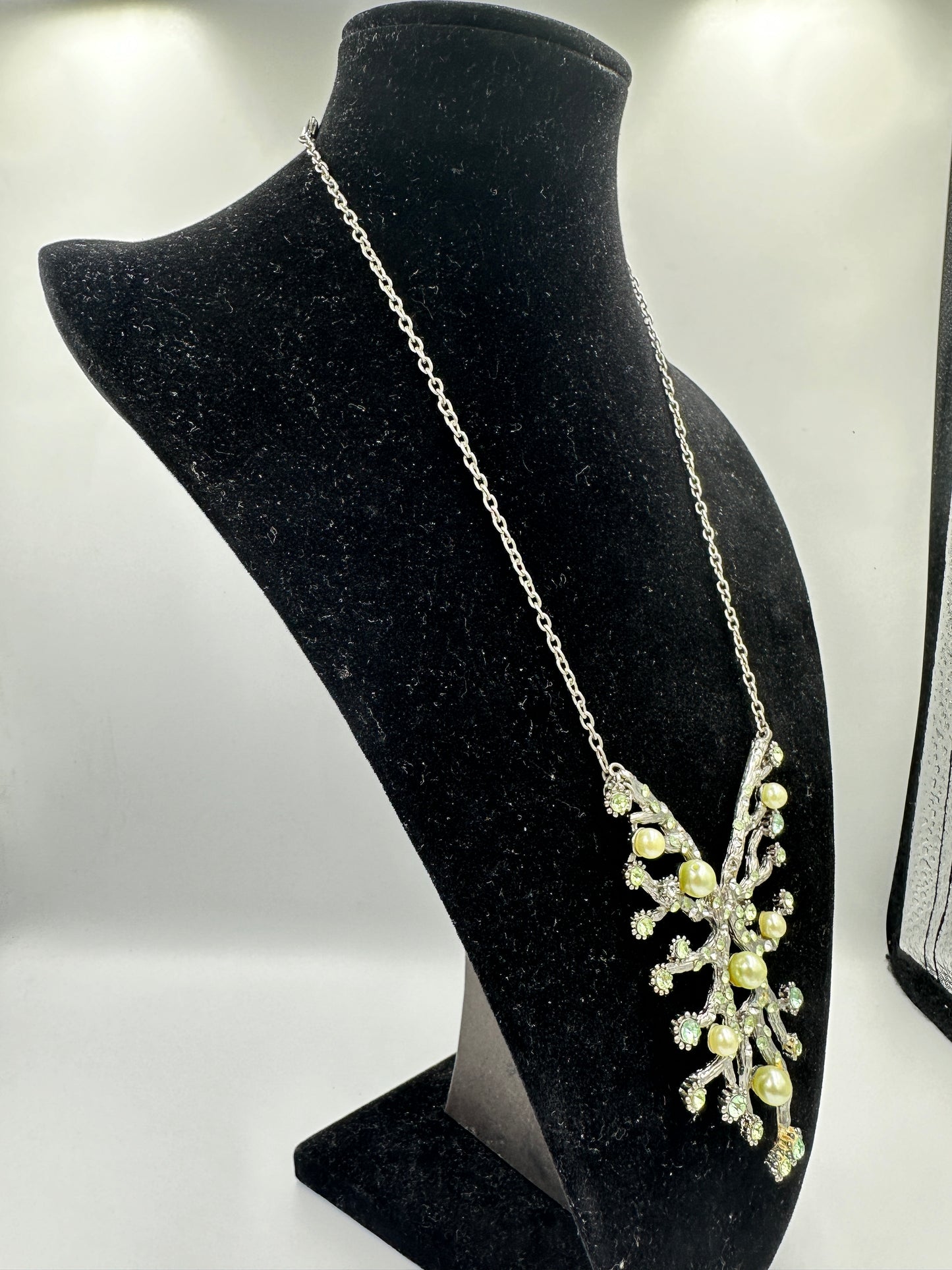 Elegante Kette mit Naturverbundenen Anhänger