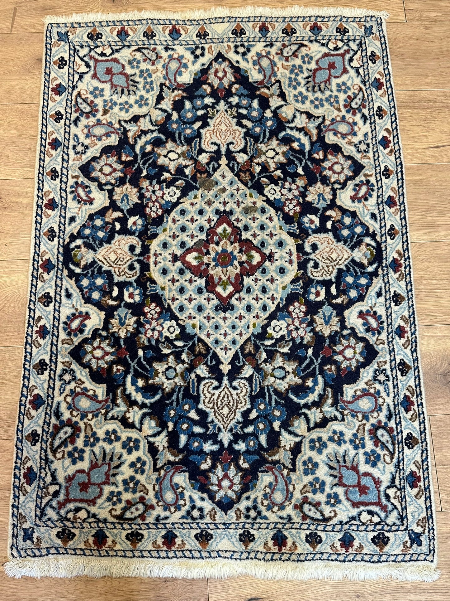 Orientteppich handgeknüpft Nain mit Seide 127x87 cm