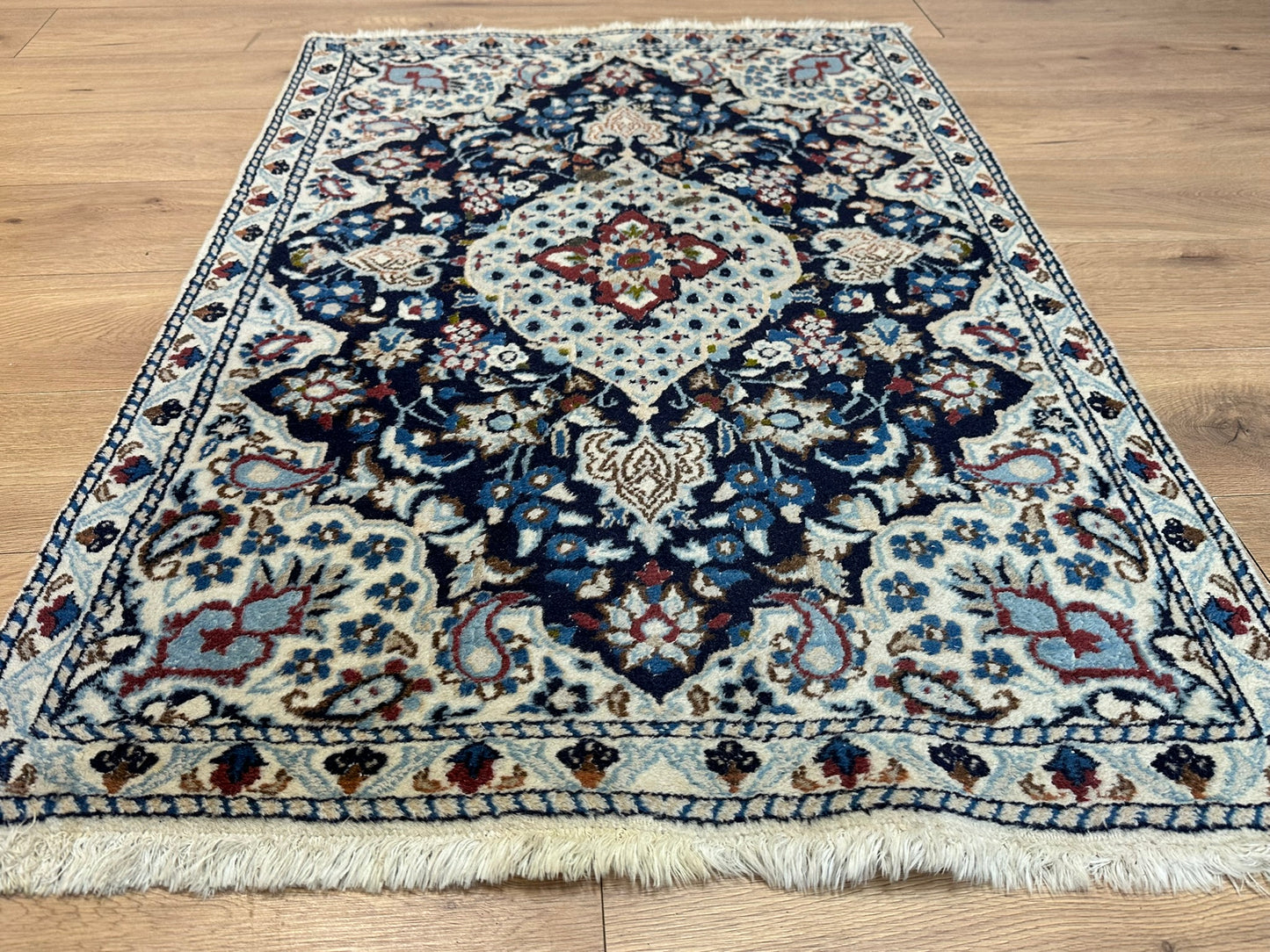 Orientteppich handgeknüpft Nain mit Seide 127x87 cm