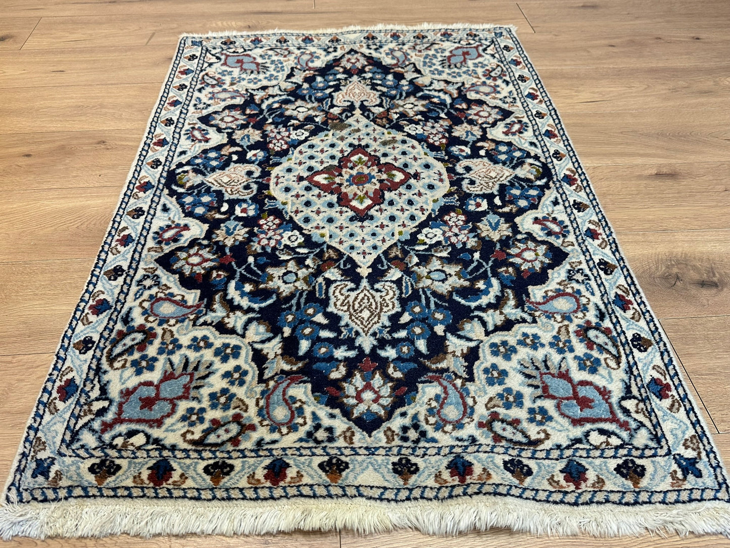 Orientteppich handgeknüpft Nain mit Seide 127x87 cm