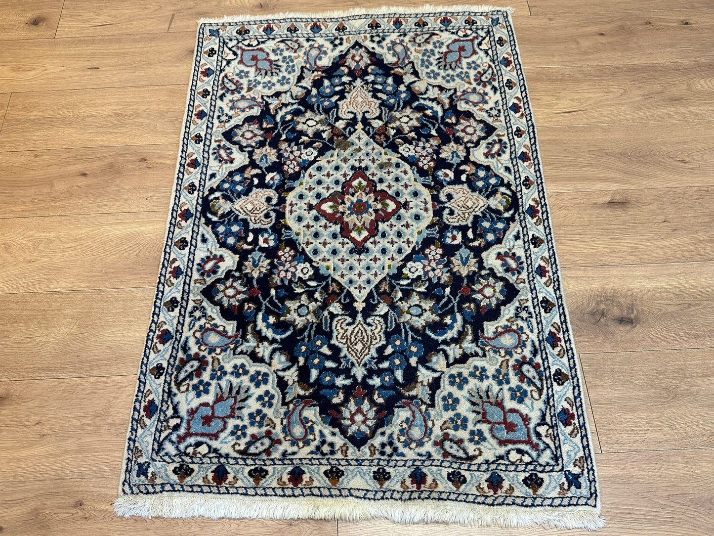 Orientteppich handgeknüpft Nain mit Seide 127x87 cm
