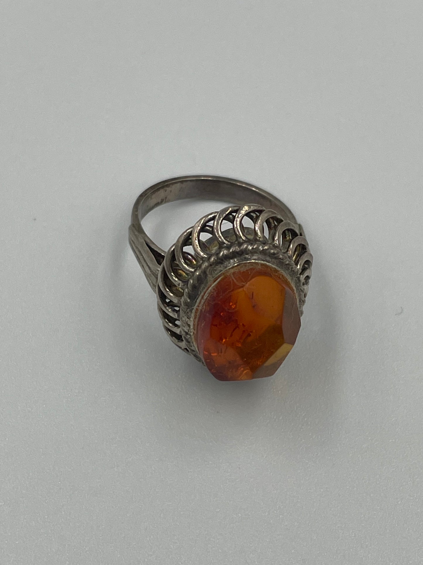Eleganter Silberring mit transparentem orangefarbenem Stein
