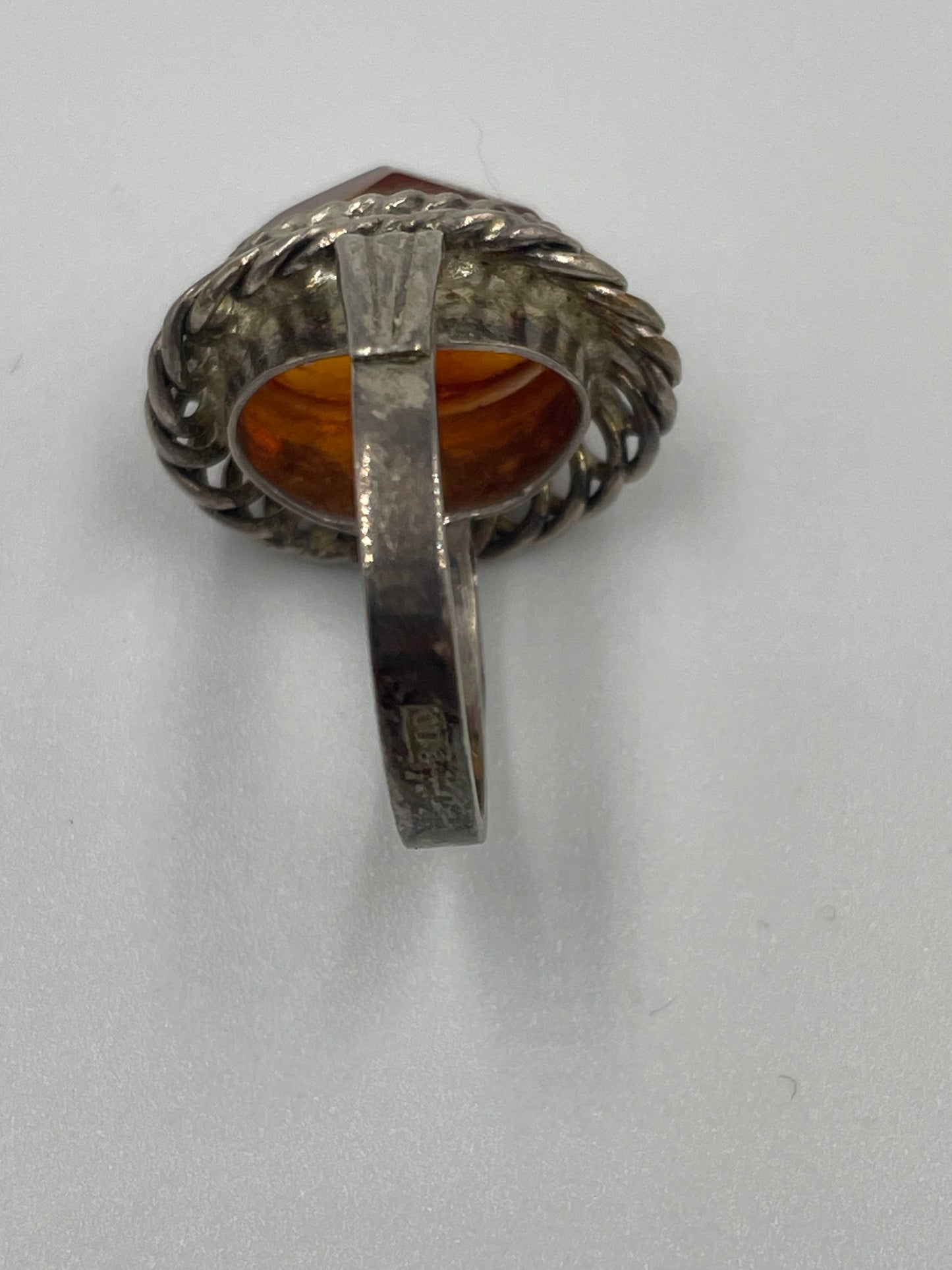 Eleganter Silberring mit transparentem orangefarbenem Stein